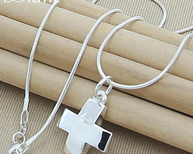 Collar pulido en plata con colgante de Cruz