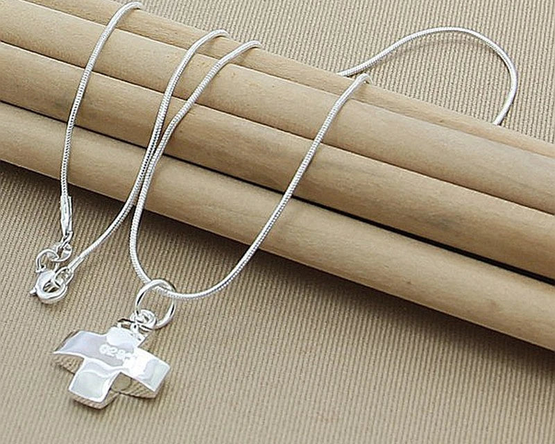 Collar pulido en plata con colgante de Cruz