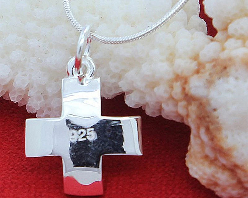 Collar pulido en plata con colgante de Cruz