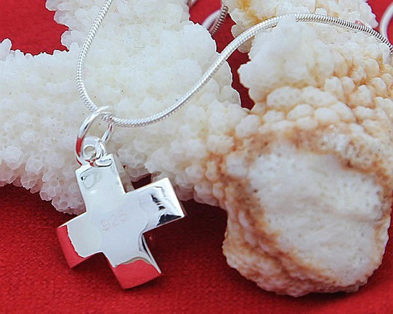 Collar pulido en plata con colgante de Cruz