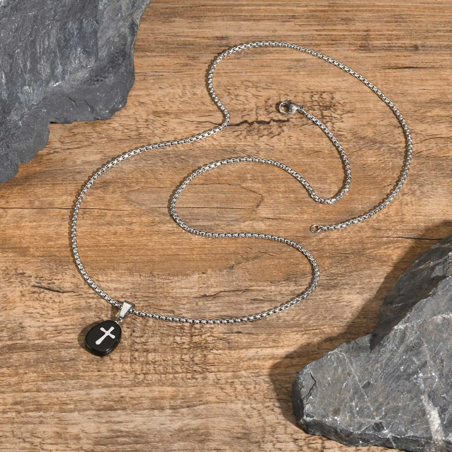 Collar de Acero Inoxidable Plateado con Cruz de Obsidiana Negra