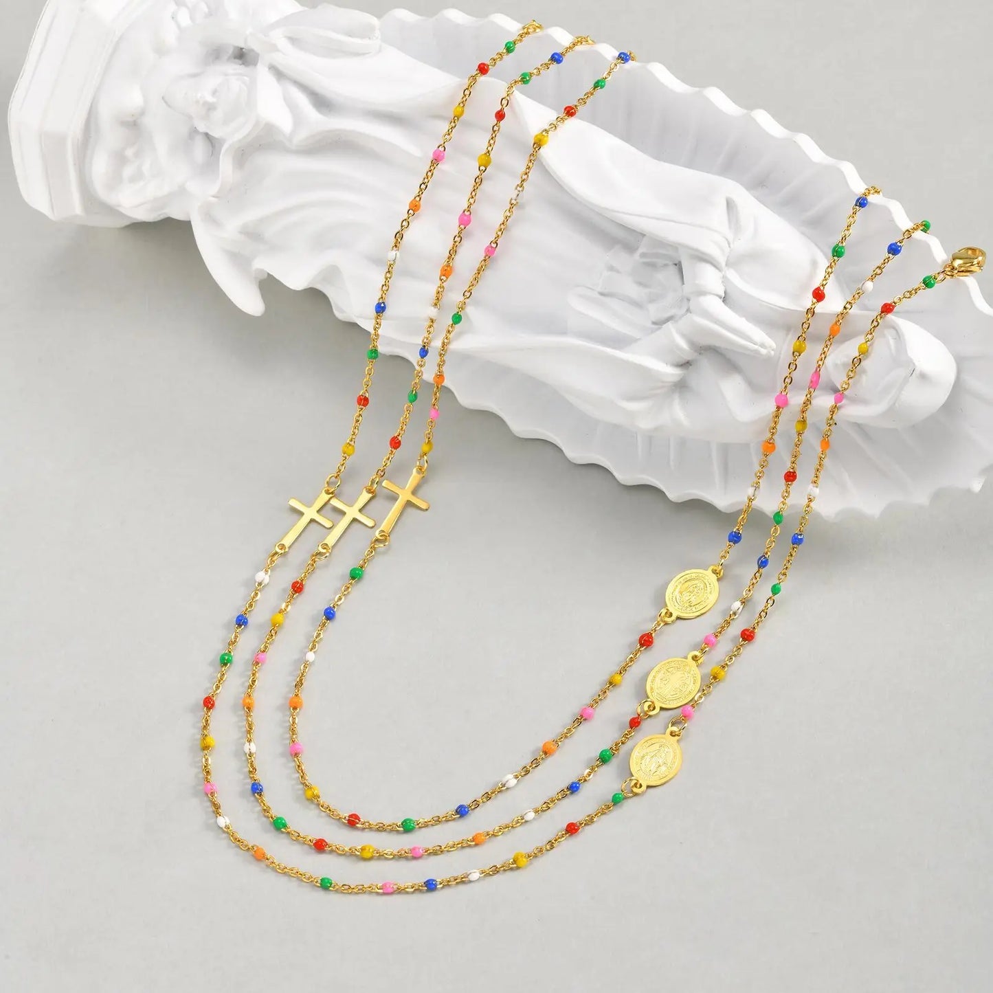 Collar de acero inoxidable, bolitas de colores y Medallas disponibles: Virgen de Guadalupe, Virgen Milagrosa y San Benito