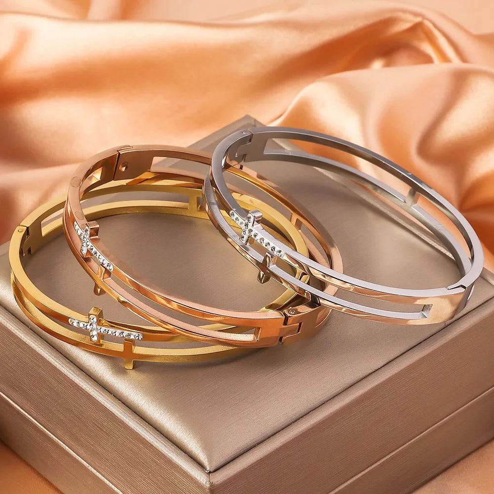 Bracelete de acero inoxidable, detalle cruz de circonitas