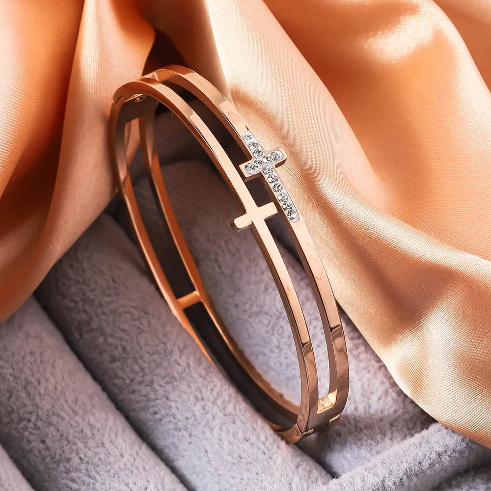 Bracelete de acero inoxidable, detalle cruz de circonitas