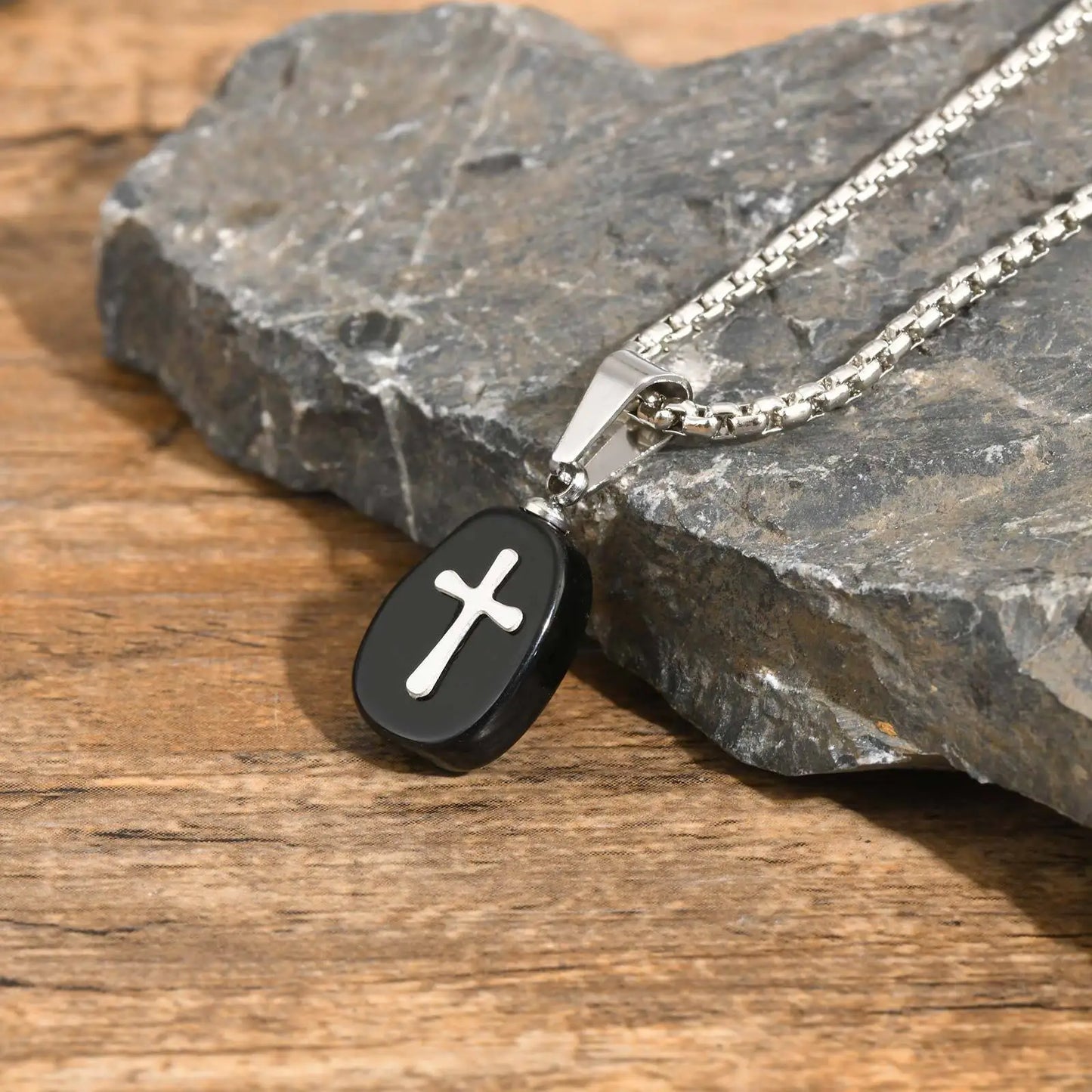Collar de Acero Inoxidable Plateado con Cruz de Obsidiana Negra