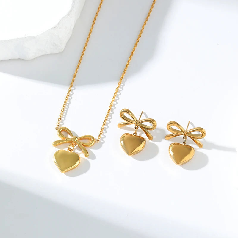Conjunto de Collar y Pendientes, diseño Lazo y Corazón (Opciones de solo pendientes o collar)