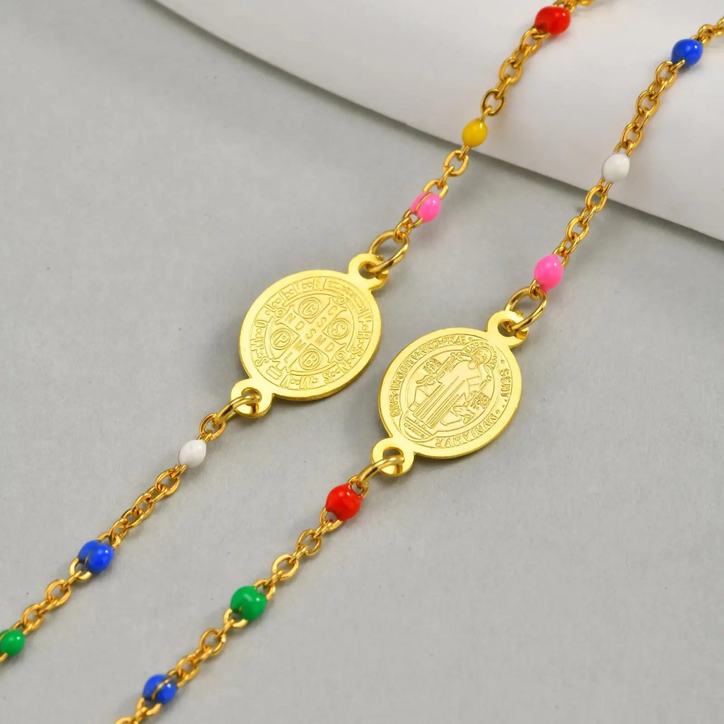 Collar de acero inoxidable, bolitas de colores y Medallas disponibles: Virgen de Guadalupe, Virgen Milagrosa y San Benito