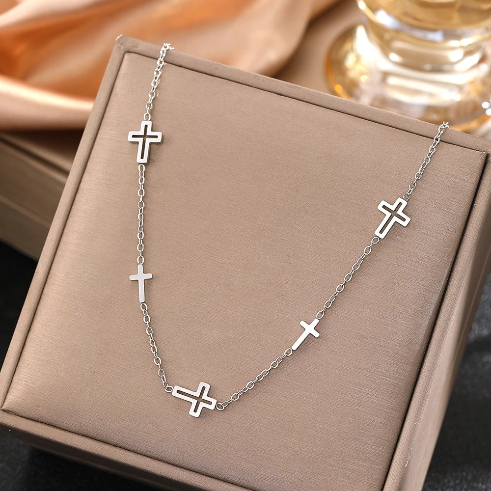 Collar de acero inoxidable con múltiples dijes de Cruz