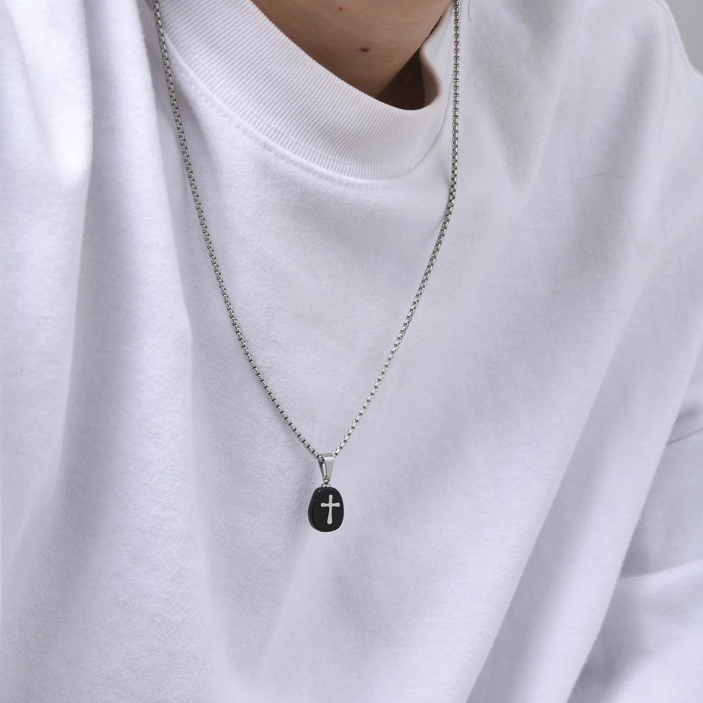 Collar de Acero Inoxidable Plateado con Cruz de Obsidiana Negra