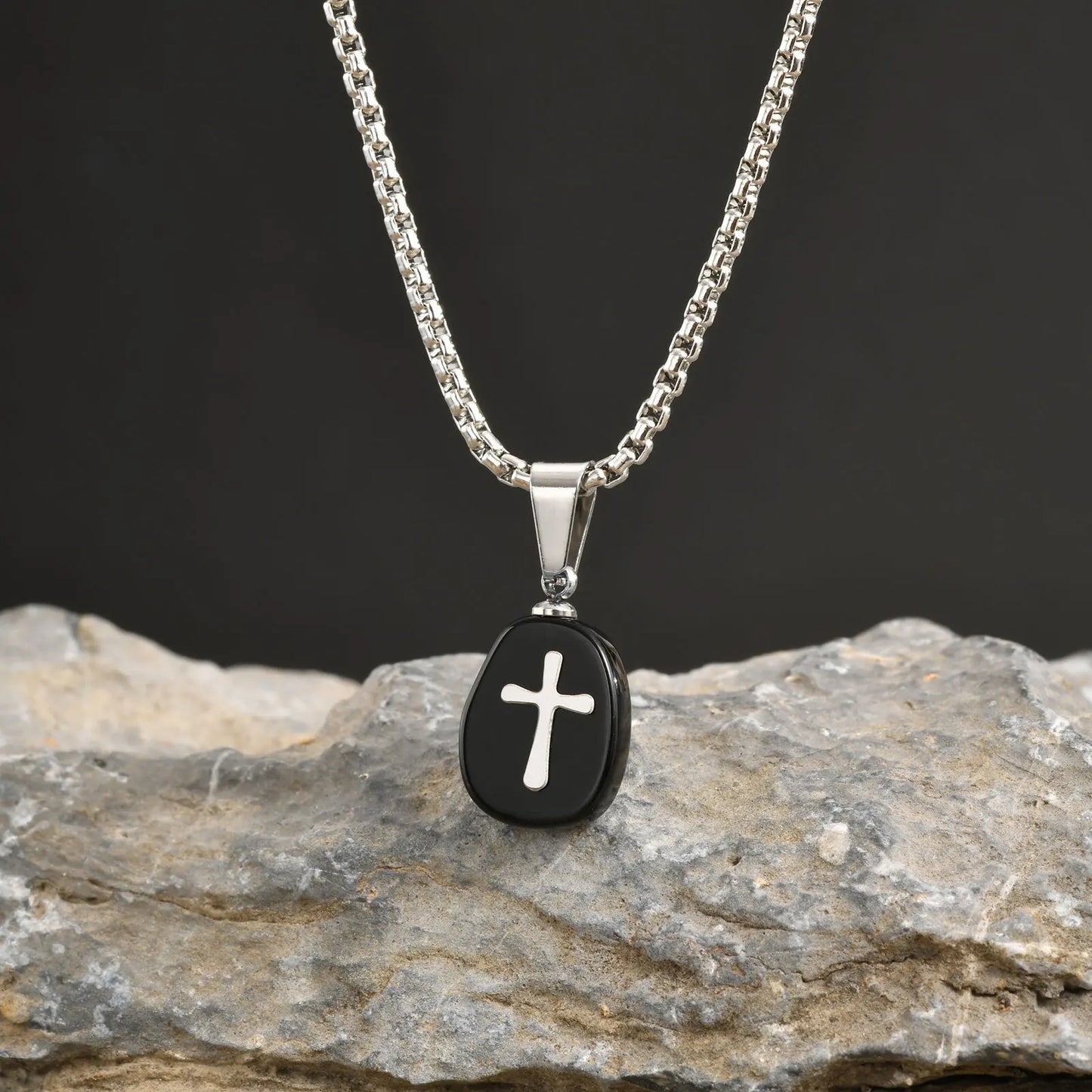 Collar de Acero Inoxidable Plateado con Cruz de Obsidiana Negra
