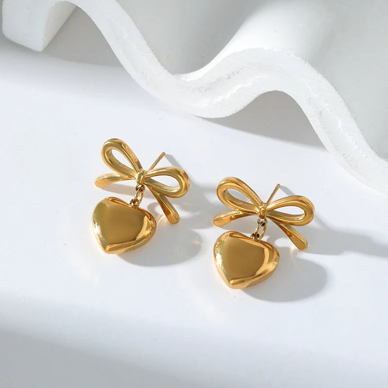 Conjunto de Collar y Pendientes, diseño Lazo y Corazón (Opciones de solo pendientes o collar)