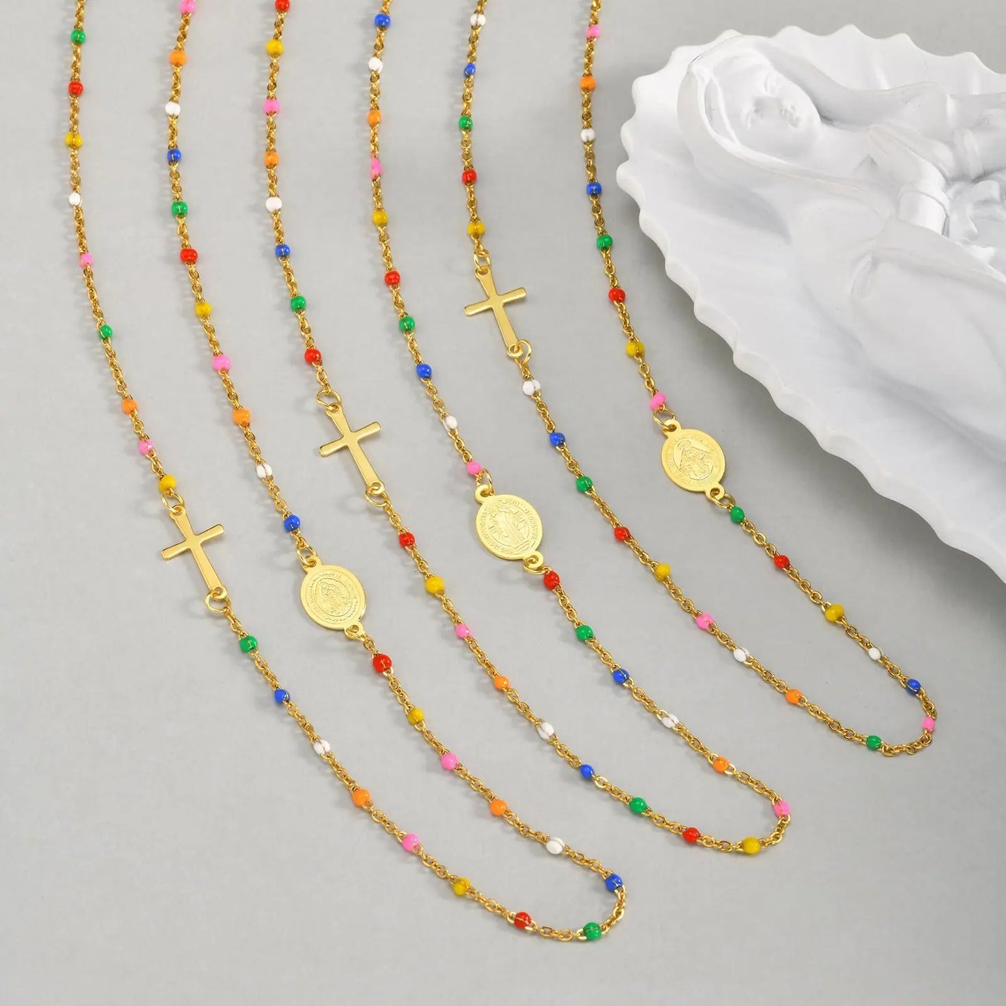 Collar de acero inoxidable, bolitas de colores y Medallas disponibles: Virgen de Guadalupe, Virgen Milagrosa y San Benito