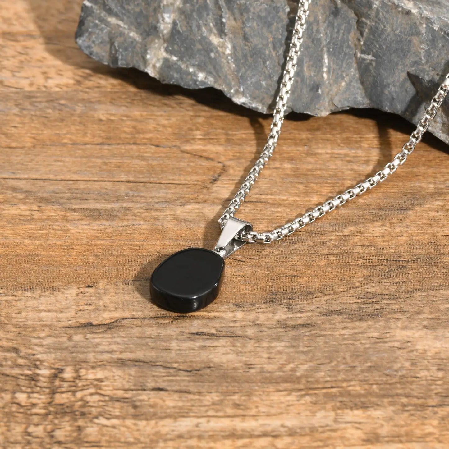 Collar de Acero Inoxidable Plateado con Cruz de Obsidiana Negra