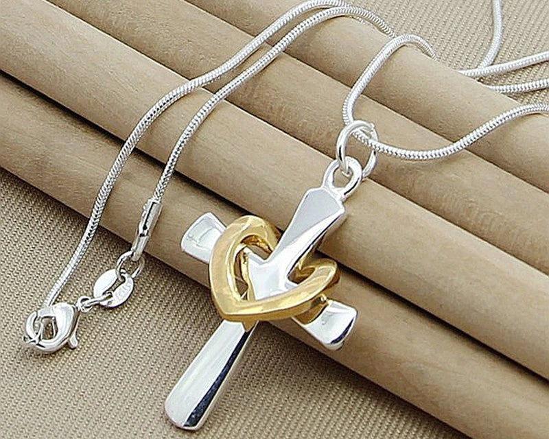Collar pulido en plata con colgante Corazón y Cruz