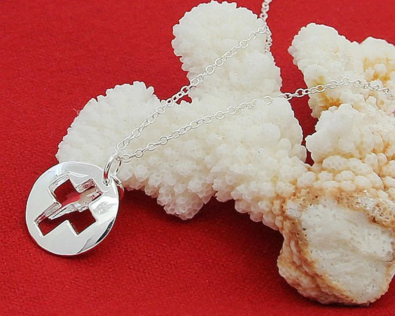 Collar con colgante de cruz redonda