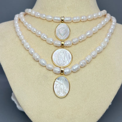 Collar de perlas con dijes de nacár, variedades de modelos