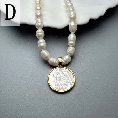 Collar de perlas con dijes de nacár, variedades de modelos