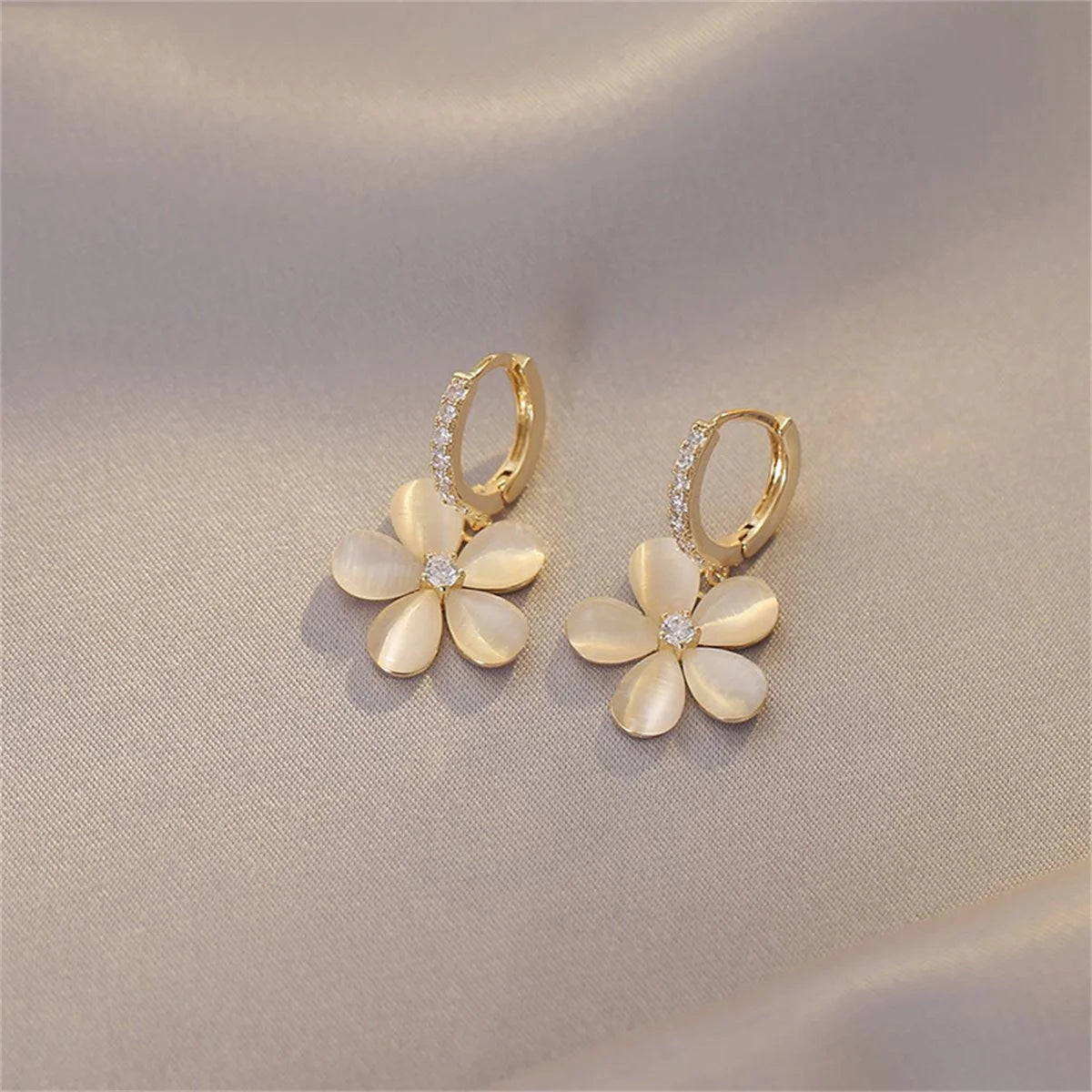 Pendientes con forma floral de cristal