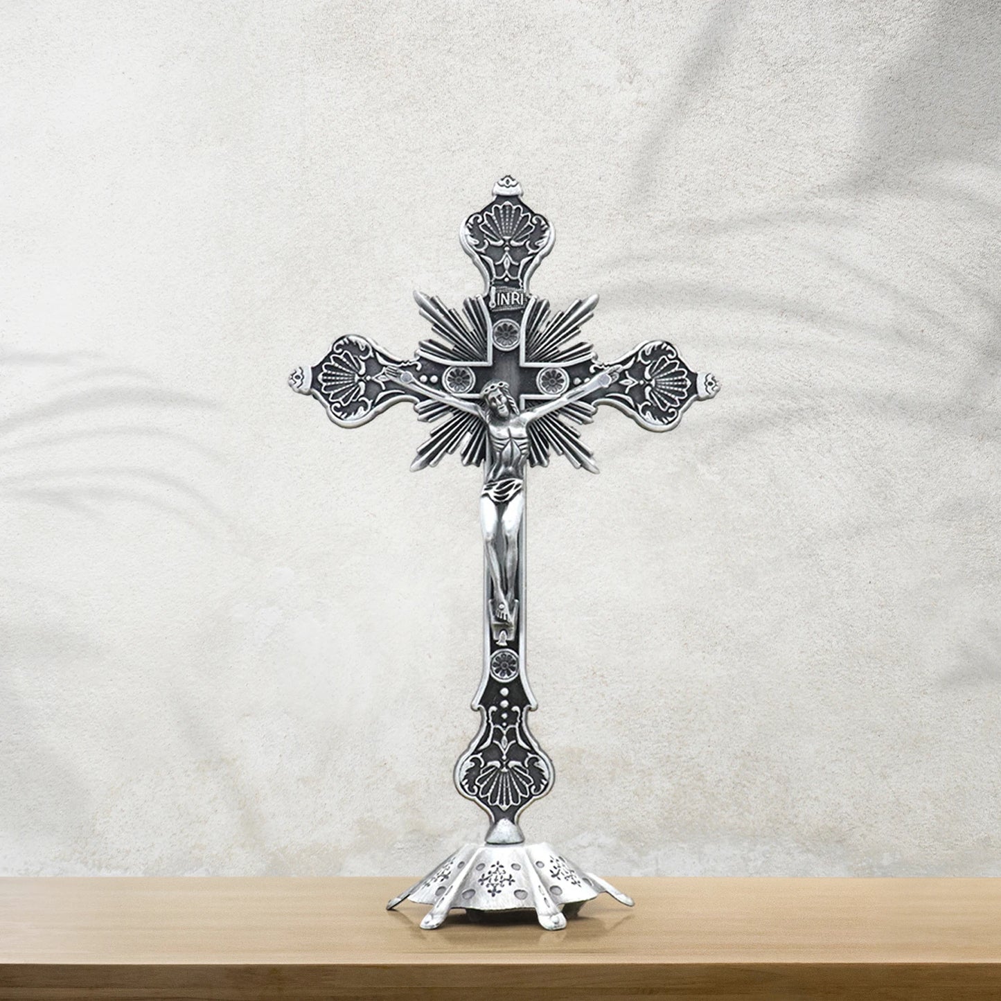 Crucifijo de metal envejecido
