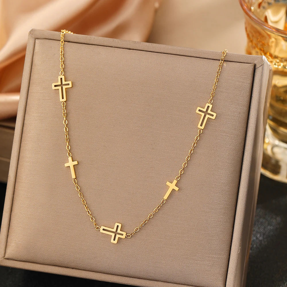 Collar de acero inoxidable con múltiples dijes de Cruz