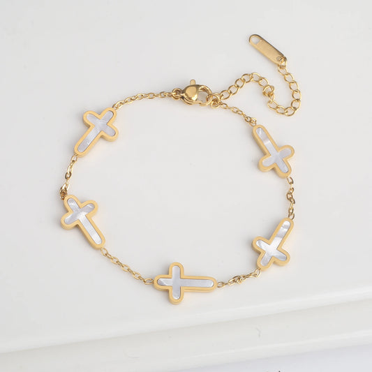 Pulsera de acero inoxidable con detalles de cruz nacarada