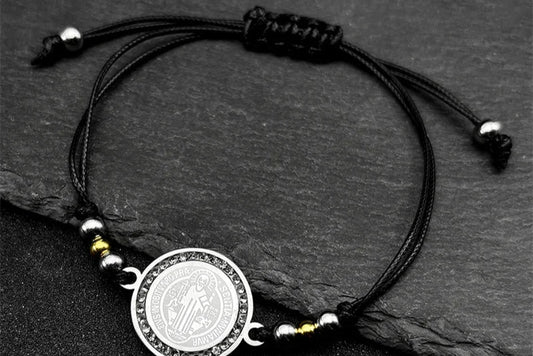 Pulsera Medalla San Benito, detalle de circonitas y cuerda.