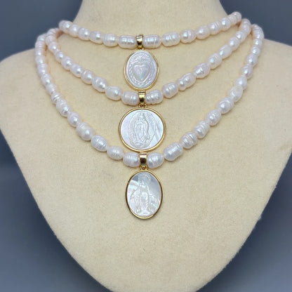 Collar de perlas con dijes de nacár, variedades de modelos