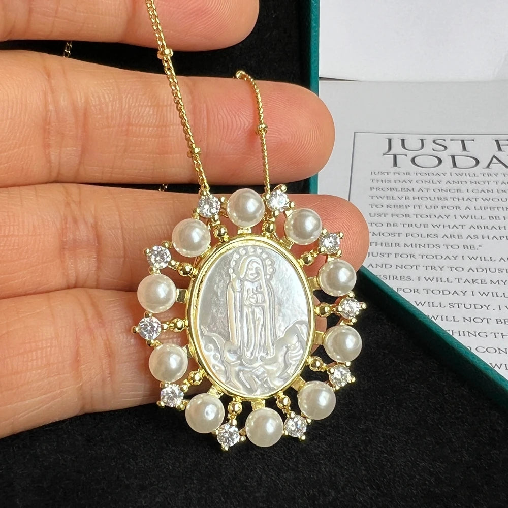 Collar: Acero, Nácar y Circonitas