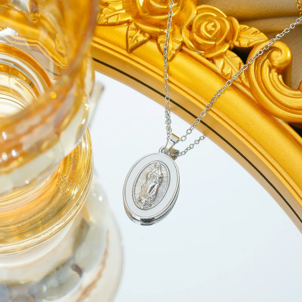 Collar de acero inoxidable Medalla Virgen de Guadalupe con detalle nacarado