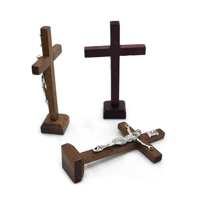 Crucifijo de madera con detalle de metal