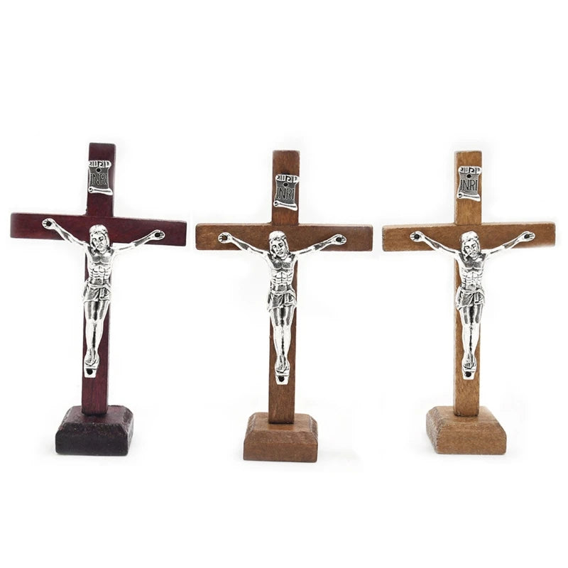 Crucifijo de madera con detalle de metal