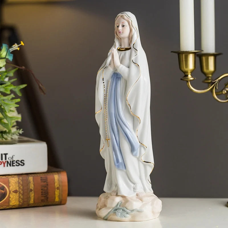 Imagen de la Virgen María de porcelana