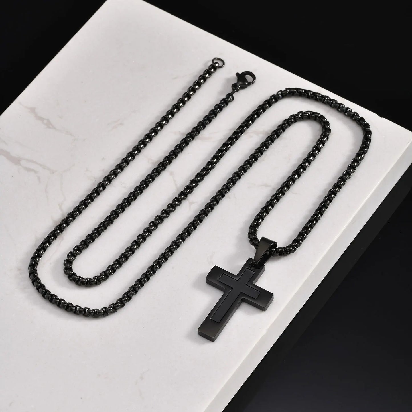 Collar con colgante de cruz trabajado de acero inoxidable