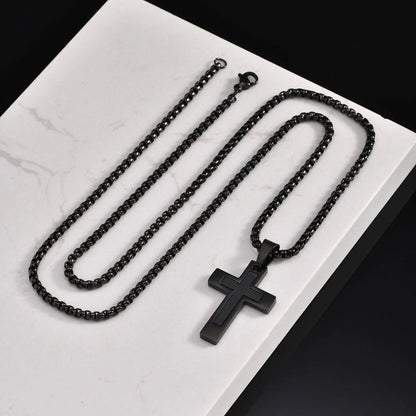 Collar con colgante de cruz trabajado de acero inoxidable