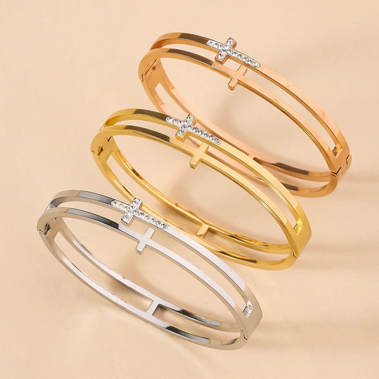 Bracelete de acero inoxidable, detalle cruz de circonitas