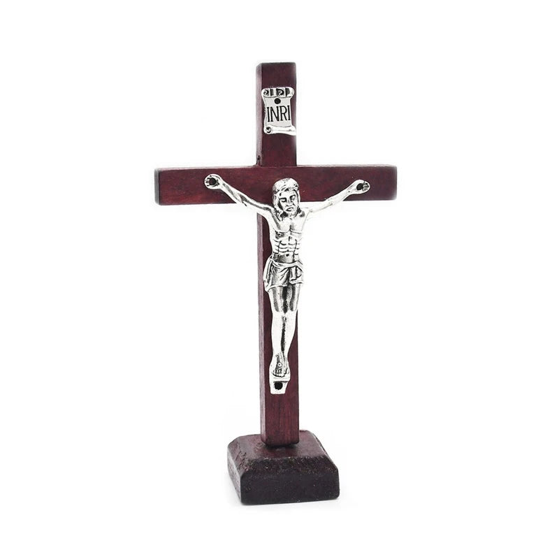 Crucifijo de madera con detalle de metal